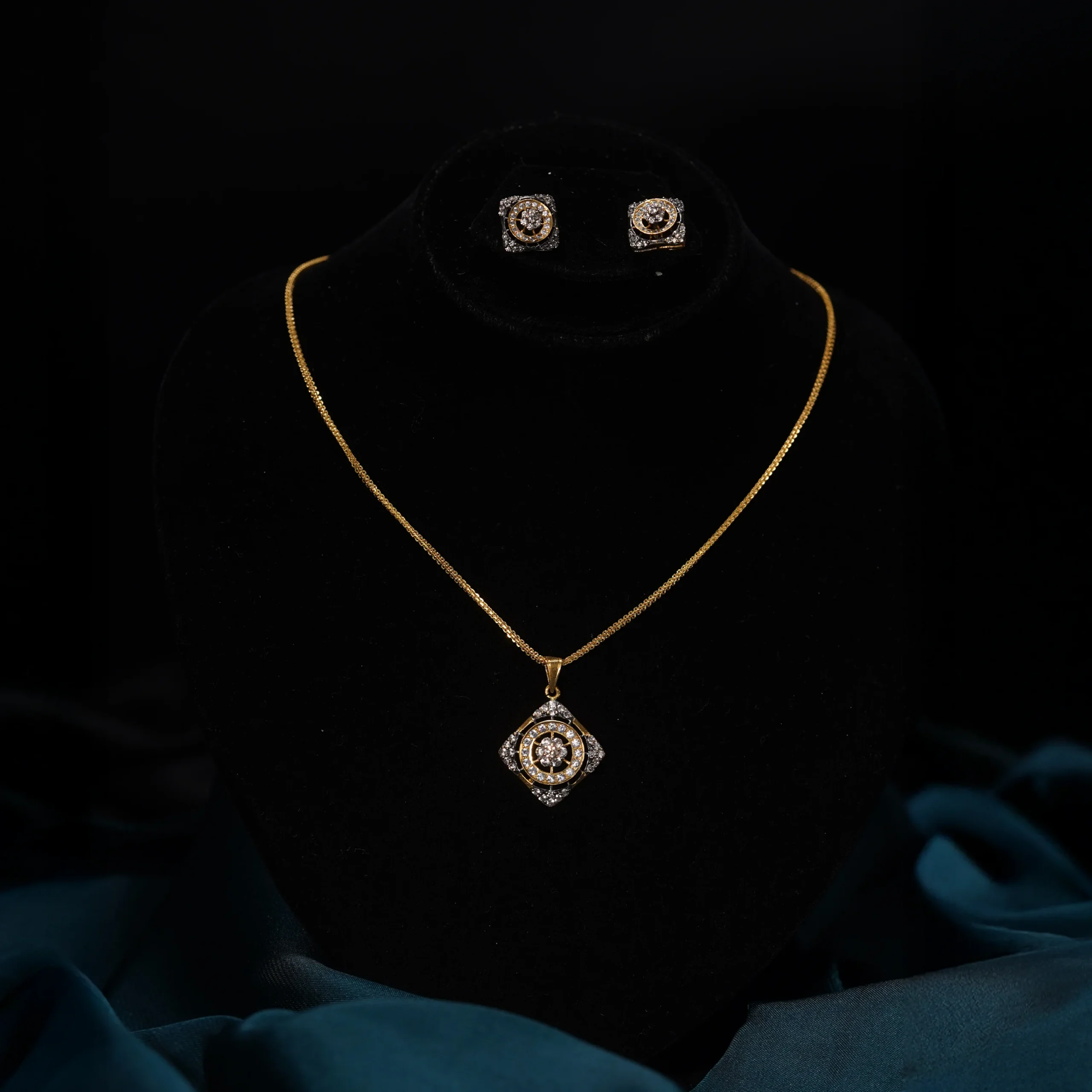 Geometric Radiance Necklace Set